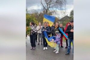 Неймовірно пишаюся нашими військовими: Порошенко показав зворушливе відео із визволеної Харківщини
