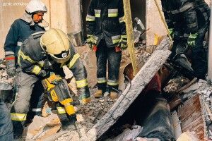 Під завалами в Одесі знайшли ще одну жінку з немовлям (Фото 18+)