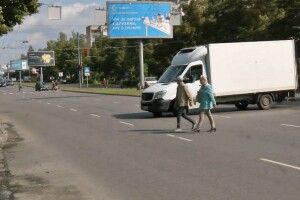 Найбільші порушники – пенсіонери: у Луцьку патрульні штрафували пішоходів
