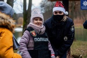 Волинські патрульні скористалися зустріччю Санти з дітьми у Воротнівському лісництві (Фото)