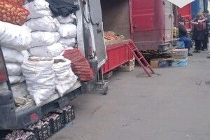 Біля луцького ринку ліквідують торгівлю з автомобілів 