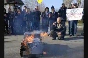 До маєтку Порошенка приїхали вимагати «розмитнення авто за 300 євро»