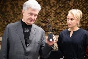 Порошенко передав партію FPV-дронів та техніки Марусі Звіробій
