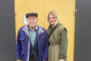 У Луцьку 84-річний дідусь приніс волонтерам згорток газети у якому були гроші для наших військових