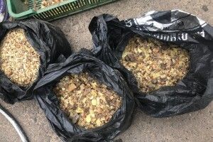 Знали, де шукати: рівненські поліцейські під час 3 обшуків вилучили 73 кг бурштину