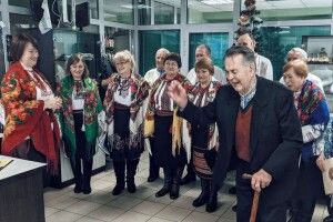 «Волинь» привітав 92-річний колядник разом із легендарним музичним колективом (Фото, відео)