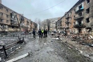Під час тривоги стояв на балконі: чоловіку уламком ракети відірвало голову