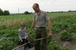 Фермер з Рівненщини змайстрував «жуколовку» (Відео)