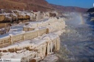 Неймовірне видовище: до замерзлого водоспаду масово з’їжджаються туристи (Відео)