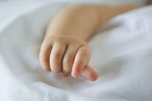 Медики відпустили додому: однорічна дівчинка проковтнула поліетиленовий пакет і померла