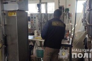 У Луцьку в цехах незаконно виготовляли пральний порошок, шампуні та інші миючі засоби (Фото)