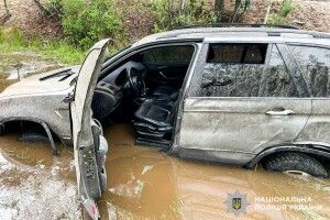 На Рівненщині 17-річний юнак викрав «BMW» та втопив його в канаві
