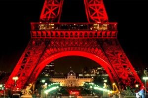 Ейфелеву вежу можуть перефарбувати в червоний колір