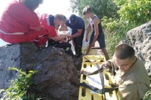 На Дністрі хлопчина впав з кладки і проштрикнув арматурою черевну порожнину (фото)