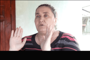 Жінку, яка держаком від граблів трощила автомобіль ТЦК, покарали лише штрафом (Відео)