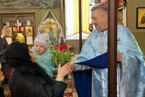 А на Волині після служби отець Роман роздаровує прихожанкам... квіти!