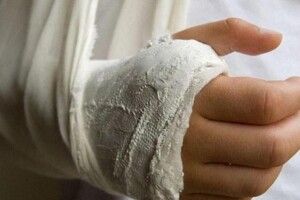 Бійцям ДСНС довелося рятувати семирічного хлопчика, який наштрикнувся на металевий паркан