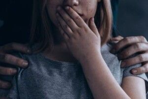 Збезчестив руками: за розбещення падчерки чоловіка засудили на 11 років
