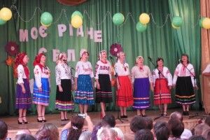 У селах Камінь-Каширщини співали, смакували варениками і вшановували знаних людей