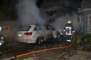Вночі в Рівному згорів дорогий позашляховик