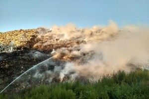 Рятувальники вже майже добу не можуть загасити пожежу на сміттєзвалищі