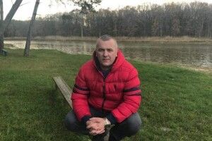 Матері довелося викопати тіло сина, щоб дізнатись істинну причину його смерті: внутрішніх органів там не було