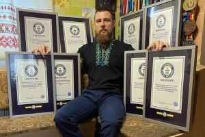 Український силач підняв бородою понад 60 кілограмів!