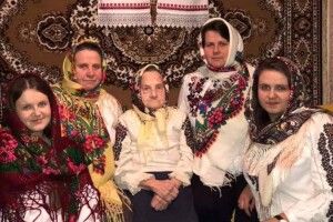 У хустках ми - справжні українки: ця родина з Іваничівського району завжди святкують у таких головних уборах