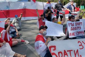 Білоруси, які втекли від режиму Лукашенка, заблокували рух на українському кордоні (Фото)