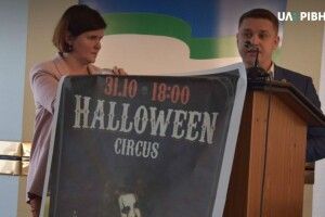 У Рівному взялися за Хеловін, бо один з торгових центрів зобразив на білборді дівчину-вампірку
