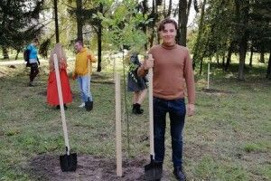 У Луцьку письменники вшанували пам'ять Лесиного-ясена закладкою цілої алеї ясенів