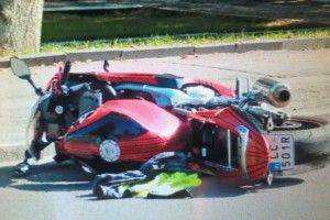 У центрі Луцька мотоцикліст в’їхав у бус