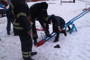 Бійцям ДСНС довелося рятувати хлопчика, нога якого застрягла в гойдалці (фото)