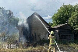 У Луцькому районі багаття на городі мало не позбавило господарства