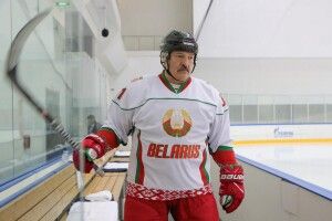 Через диктатора Лукашенка Білорусь позбавили права проводити Чемпіонат світу з хокею 2021 року