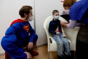 Штам «Омікрон» масово вражає дітей: медики закликають вакцинуватися від коронавірусу