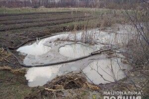 На Рівненщині поліцейські вилучили дві мотопомпи з обладнанням і викрили трьох бурштинокопачів