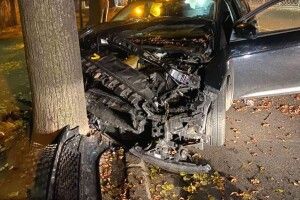 У Рівному водій легковика влетів у дерево: постраждала пасажирка, в авто знайшли наркотики (Фото)