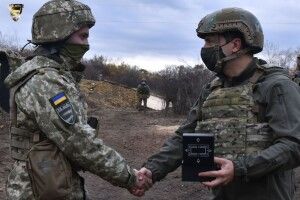 Президент Зеленський вручив подарунки воїнам 14 бригади імені князя Романа Великого (Фото)