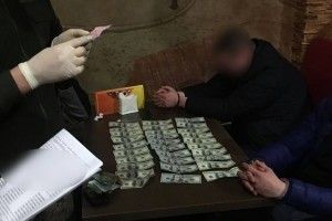 На Волині спіймали есбеушника за хабар у 3 тисячі доларів
