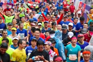 У Китаї дискваліфікували понад 250 бігунів півмарафону, які скоротили дорогу через кущі (Відео)