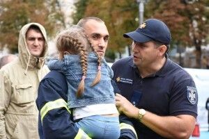 У Дніпрі боєць ДСНС під час ліквідації пожежі віддав свою захисну маску потерпілим, що дозволило врятувати життя двох людей