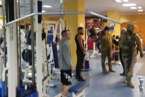 Вручення повісток у спортзалах: військкомат Закарпаття каже, що продовжить