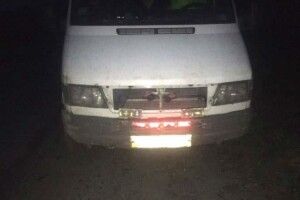 На Березнівщині патрульні затримали мікроавтобус з краденою деревиною