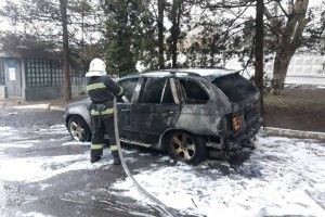 У Рівному вогнеборці рятували джип