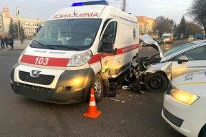 У центрі Рівного легковик влетів у «швидку» (Фото)