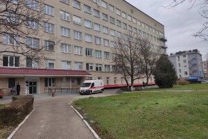У Луцькій міській лікарні закрили вхід у приймальне відділення. Як потрапити всередину?