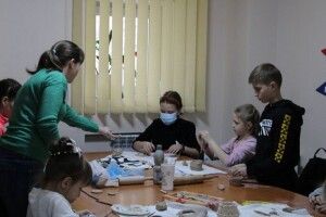 У Луцьку діти з інвалідністю ліпили іграшки