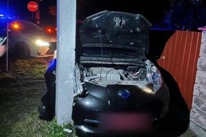 У Луцьку неповнолітній водій тікав від патрульних і врізався в стовп 