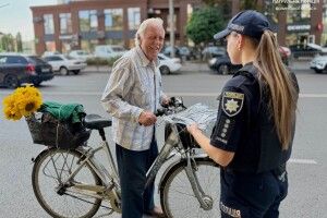 Волинські поліцейські робили подарунки перехожим